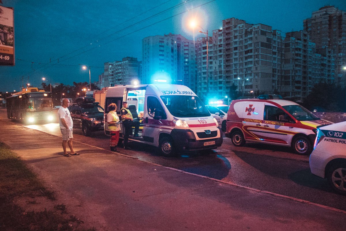 Водителя и двух пассажиров Audi госпитализировали в больницу