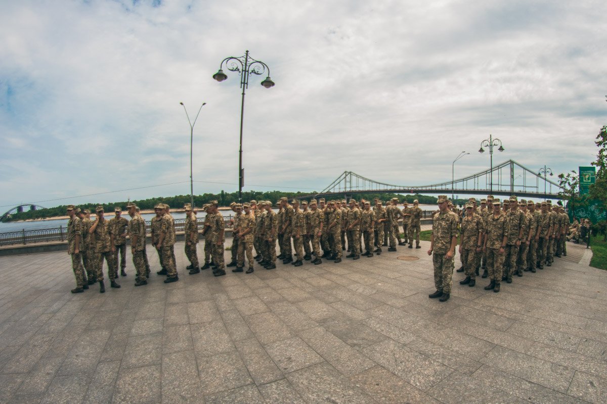 Однако на самом же деле пришли не больше 100 желающих Однако на самом же деле пришли не больше 100 желающих