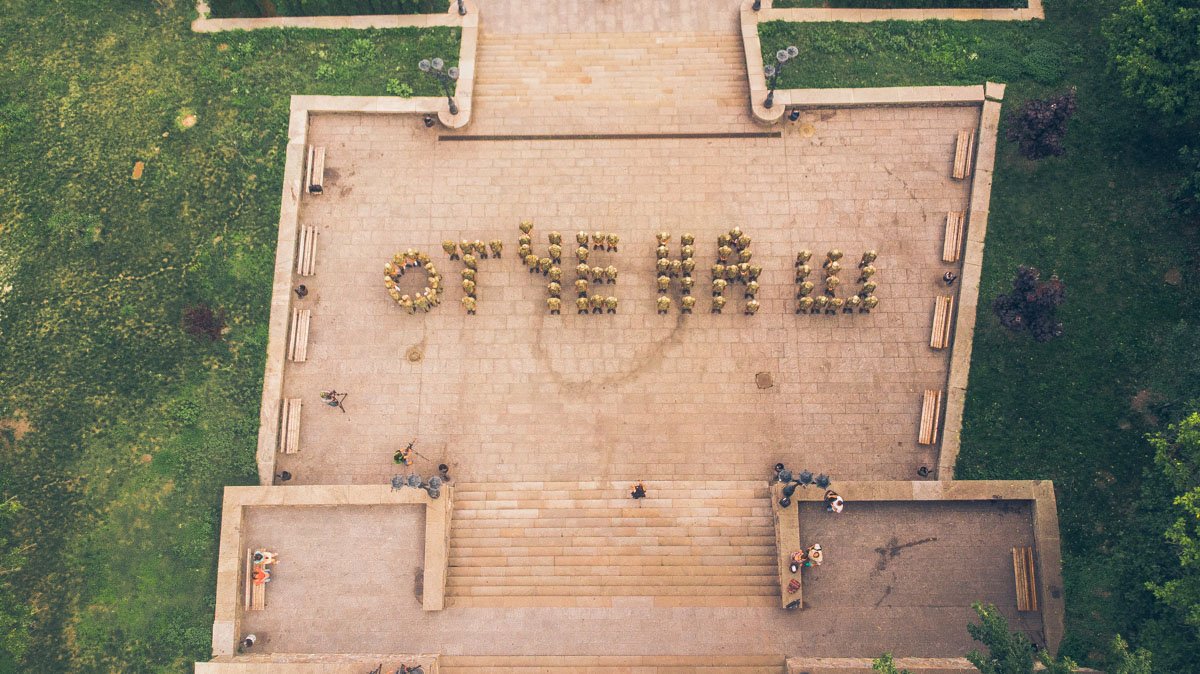 С высоты птичьего полета можно было увидеть, что собой солдаты составили слова молитвы С высоты птичьего полета можно было увидеть, что собой солдаты составили слова молитвы