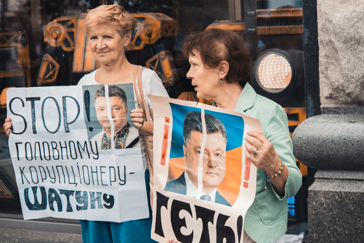 С плакатами перед магазином собрались около 6 человек С плакатами перед магазином собрались около 6 человек