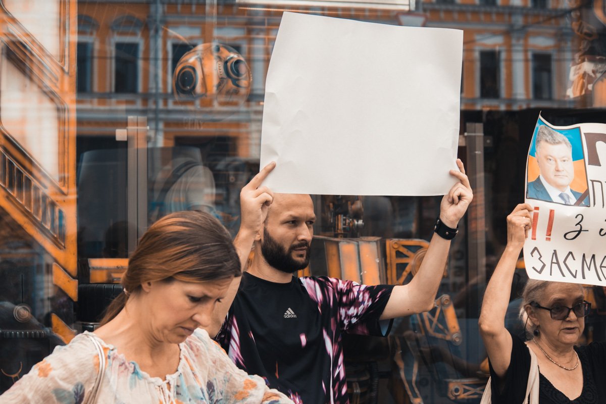 Люди борются за отставку главы государства Люди борются за отставку главы государства