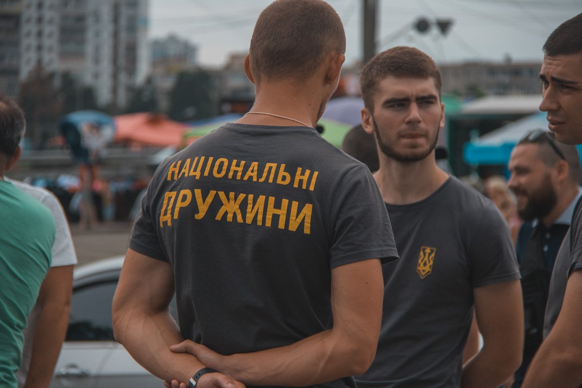 Члены организаций "Национальный корпус" и "Национальные дружыны" будут дежурить на остановке маршруток, чтобы словить вымогателей денег и наказать их согласно закону