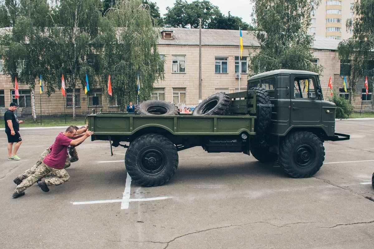 Парням нужно было закидывать шины (по 80 килограмм) в автомобиль и толкать его до линии финиша Парням нужно было закидывать шины (по 80 килограмм) в автомобиль и толкать его до линии финиша