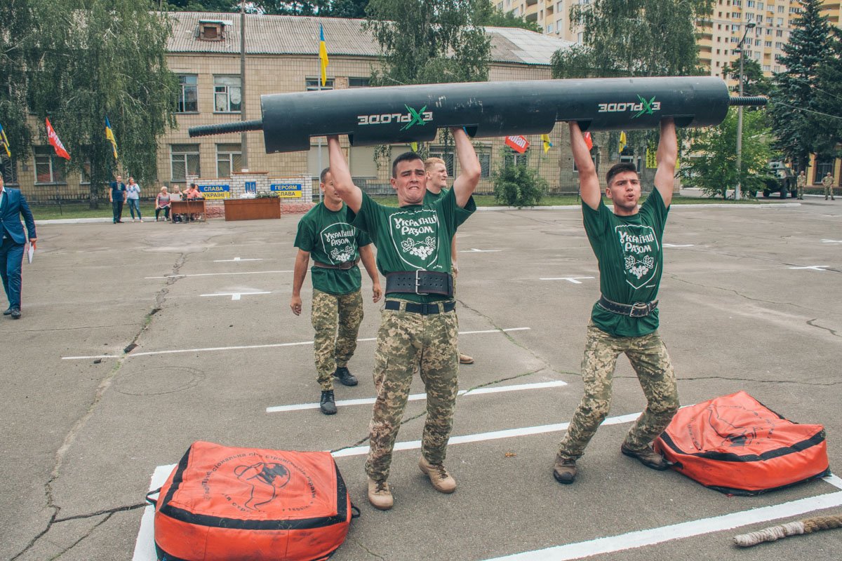 Также конкурсантам нужно было парой поднять "штангу" весом в 100 килограмм Также конкурсантам нужно было парой поднять "штангу" весом в 100 килограмм