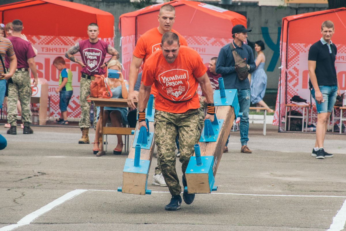 Пронести два бревна по 75 килограмм каждое Пронести два бревна по 75 килограмм каждое