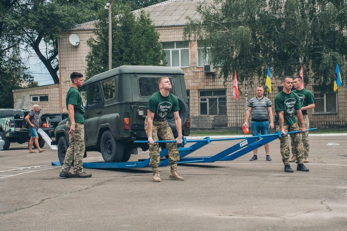 Двое участников из команды поднимали огромный УАЗ. И все это на скорость! Двое участников из команды поднимали огромный УАЗ. И все это на скорость!