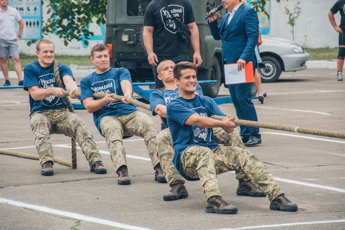 Перетягивание каната - последний конкурс Перетягивание каната - последний конкурс