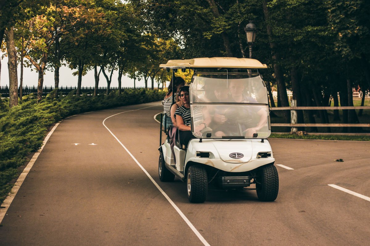 Обойти все локации пешком - невозможно. Поэтому по территории пустили местный транспорт