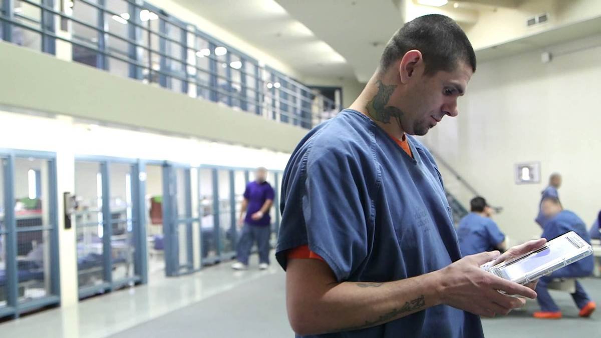 Заключенные в Америке украли 225 тысяч долларов, не выходя из камеры Заключенные в Америке украли 225 тысяч долларов, не выходя из камеры