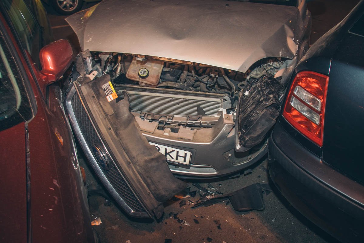 Нonda Accord на еврономерах двигался по Оболонскому проспекту в сторону станции метро «Оболонь» и врезался в припаркованный у обочины автомобиль Skoda Octavia