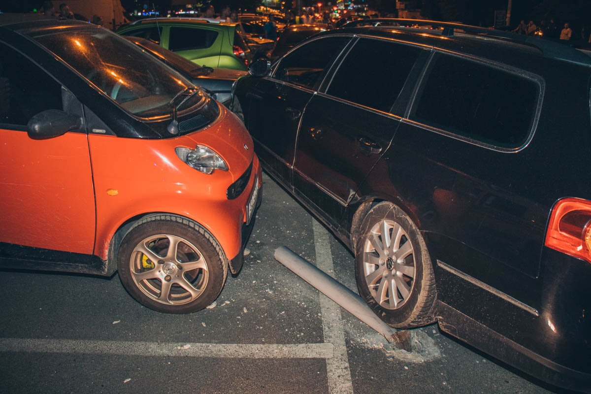 Очевидцы сообщили, что в момент аварии поблизости никаких детей не было.