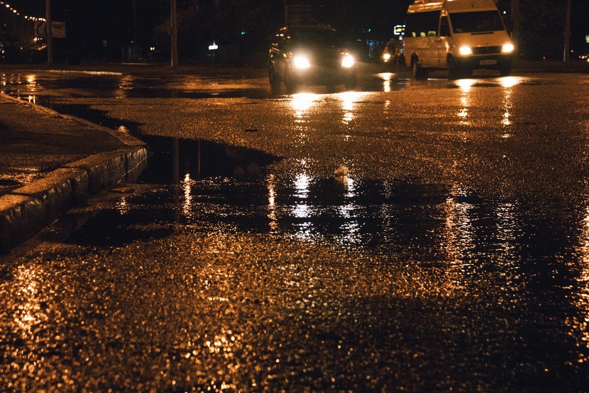 Движение воды наносит свои рисунки на асфальт