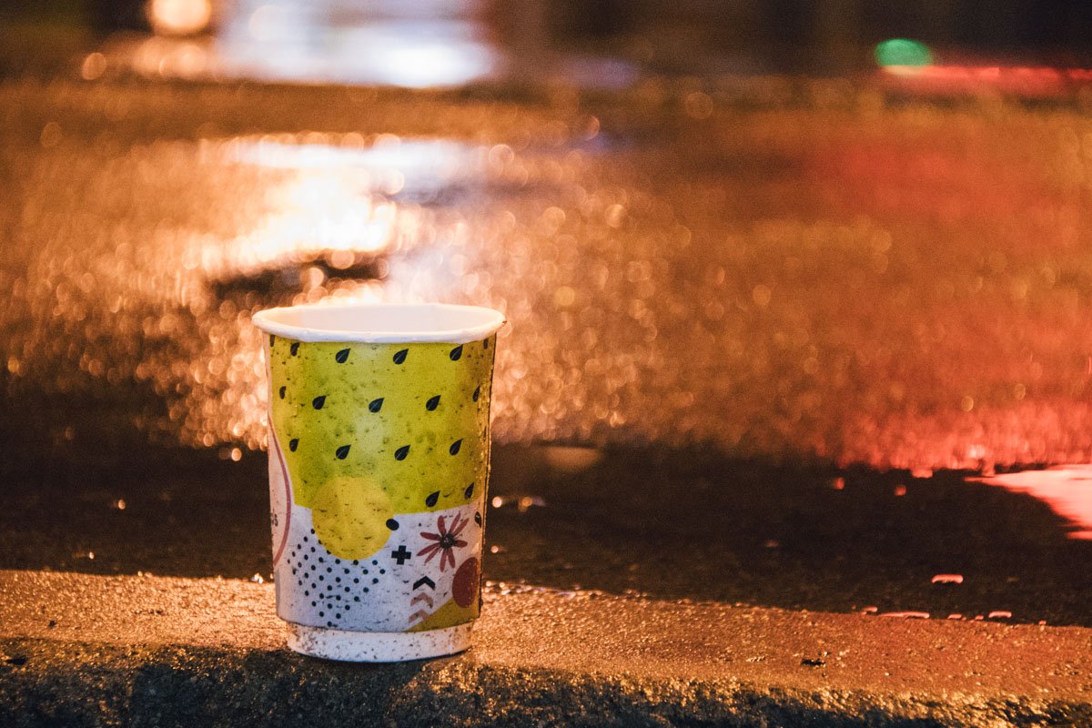 В дождь даже теплые напитки подают в погодной посуде