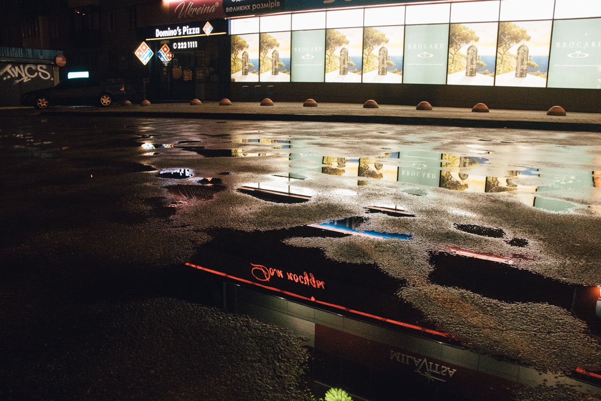 На удивление, лужи даже добавляют свет на улице