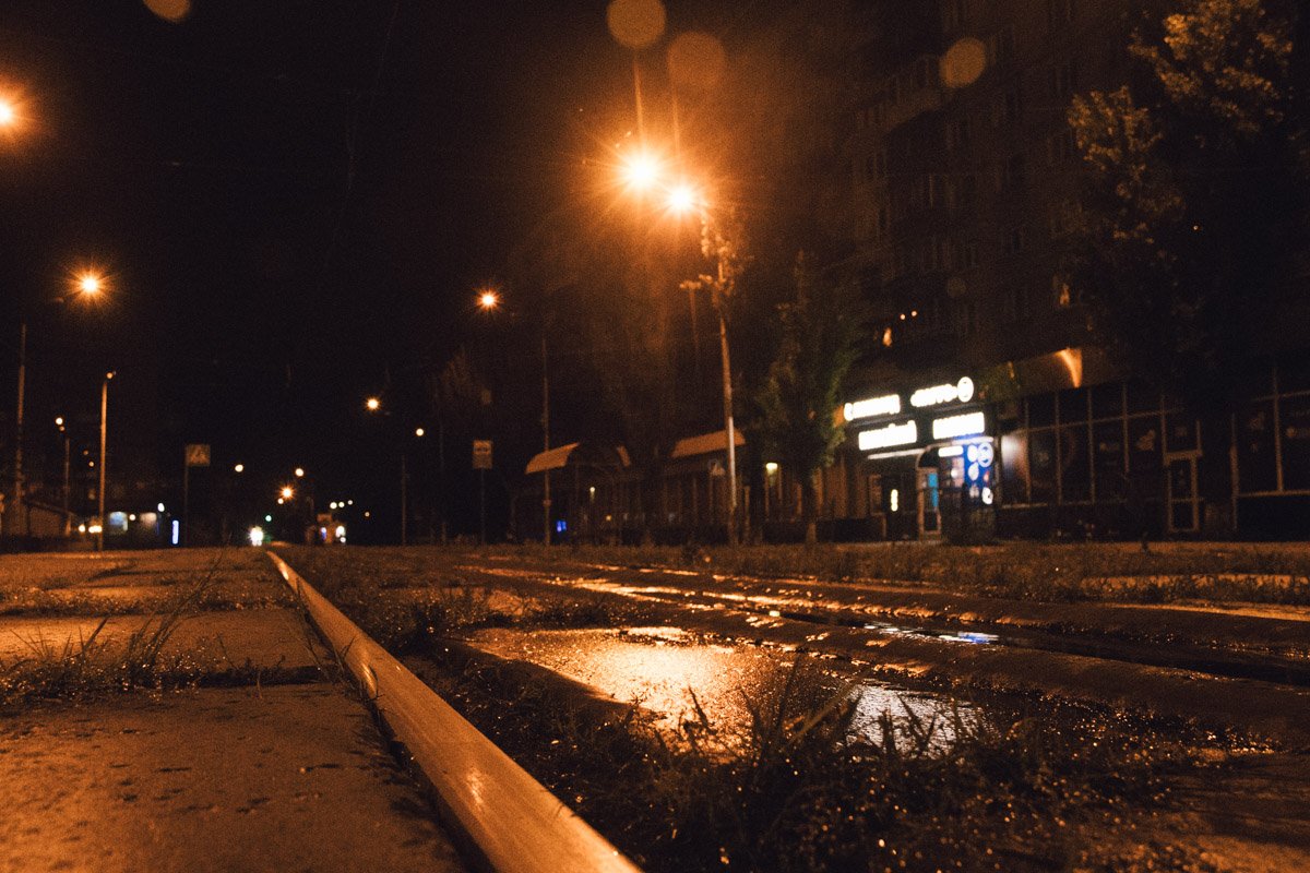 Пустынные мокрые улицы такие тихие и приятные