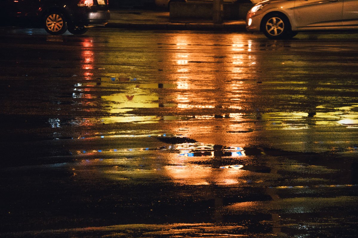 Лишь звуки машин разрушали тишину ночной площади