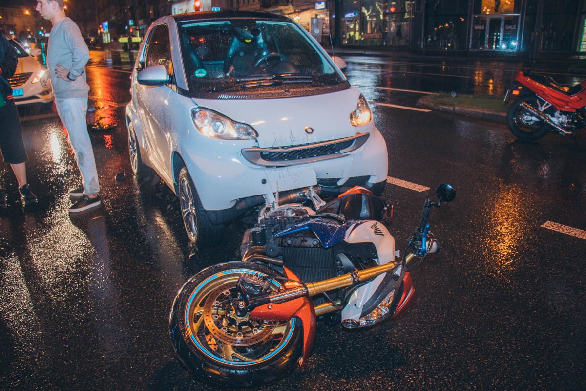 Авария случилась около 00:40 на пересечении улиц Бассейной и Шота Руставели