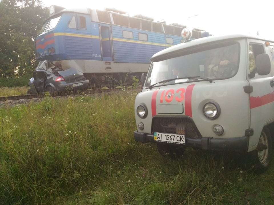 В Киевской области произошло смертельное ДТП с участием поезда и автомобиля Renault Megane