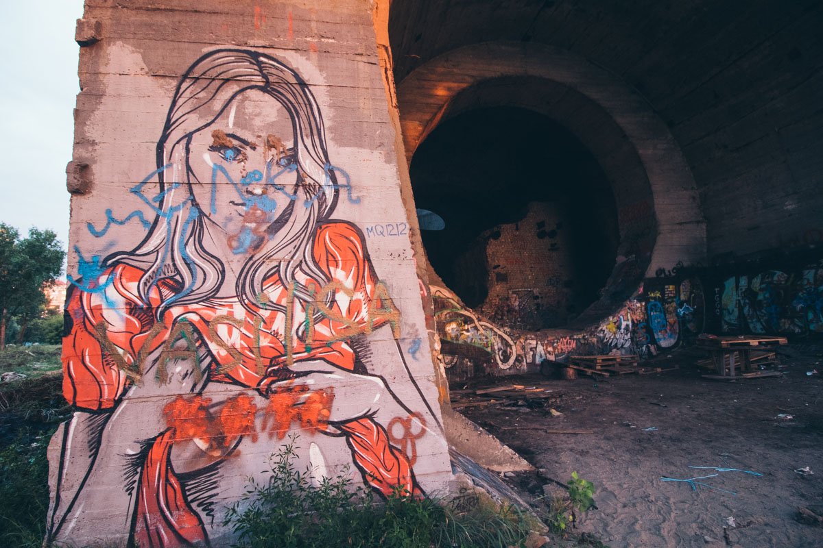 На этой локации появляются творения уличных художников На этой локации появляются творения уличных художников