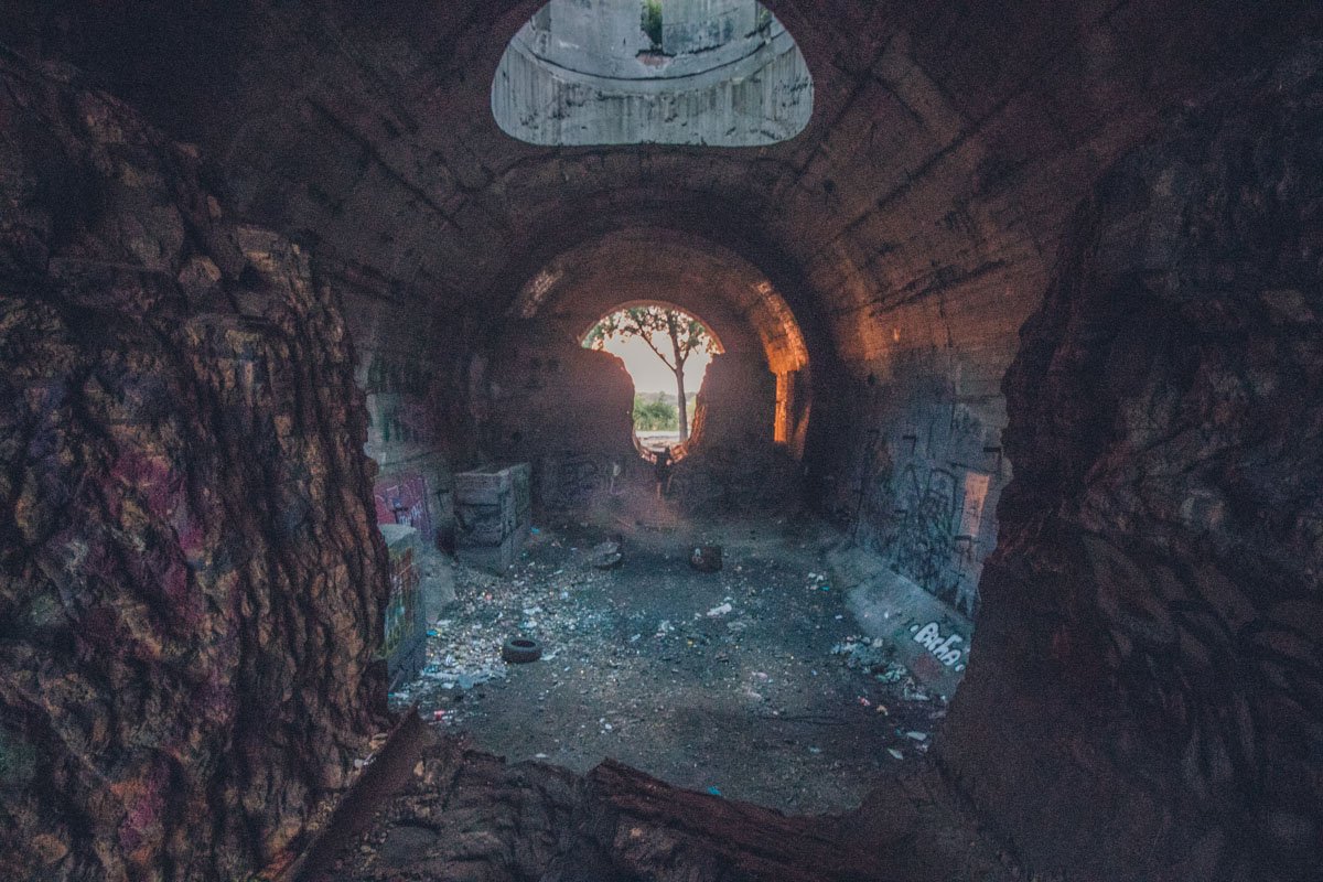 Согласно проекта под землей должны были пройти несколько туннелей для поездов Согласно проекта под землей должны были пройти несколько туннелей для поездов