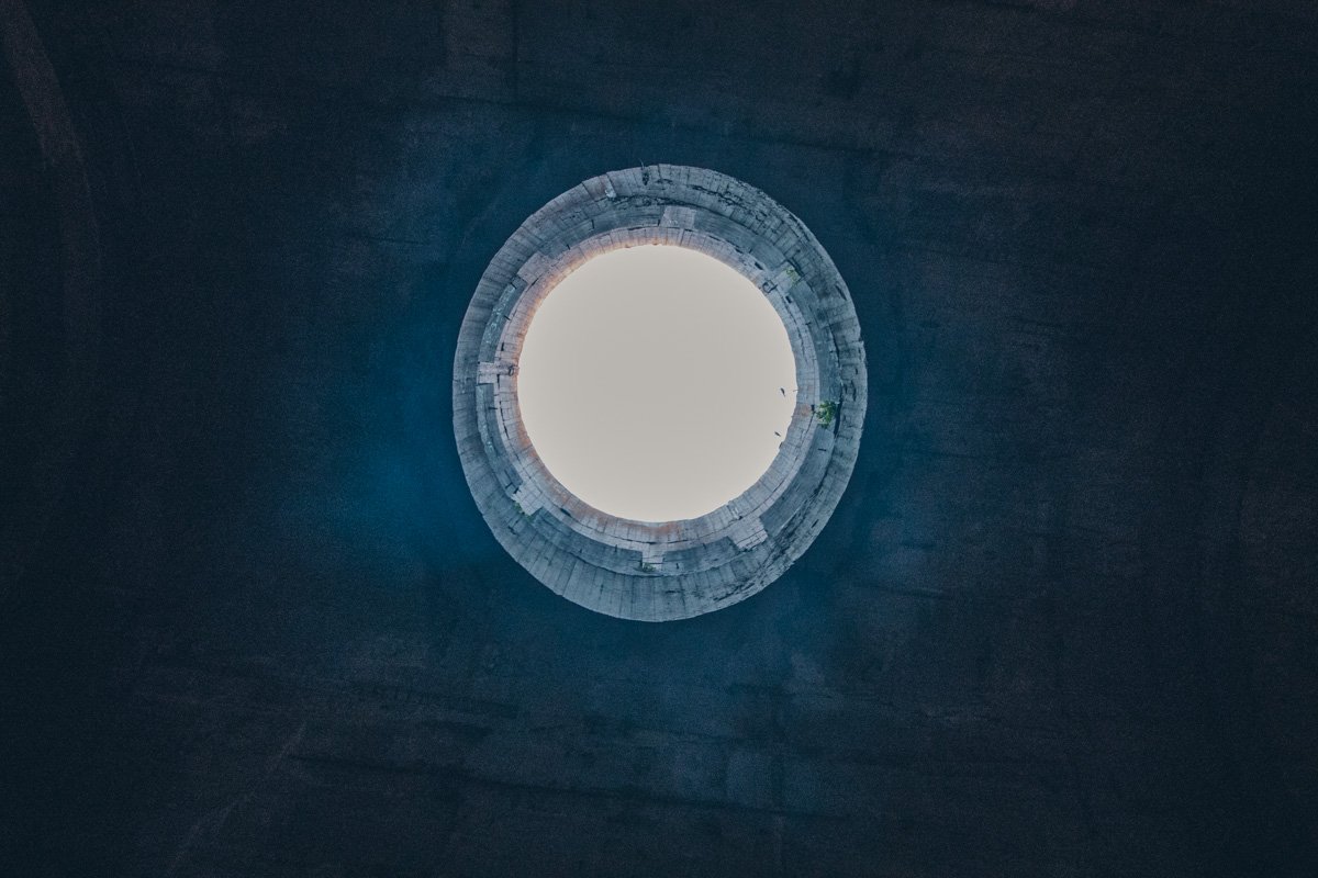 С началом войны строительство было заморожено С началом войны строительство было заморожено