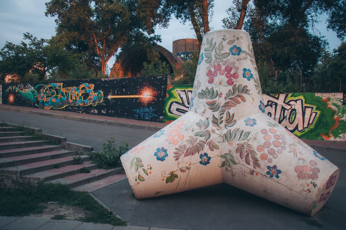 Под покровом листвы сооружение практически невидно, а красочная аллея выглядит очень красиво Под покровом листвы сооружение практически невидно, а красочная аллея выглядит очень красиво