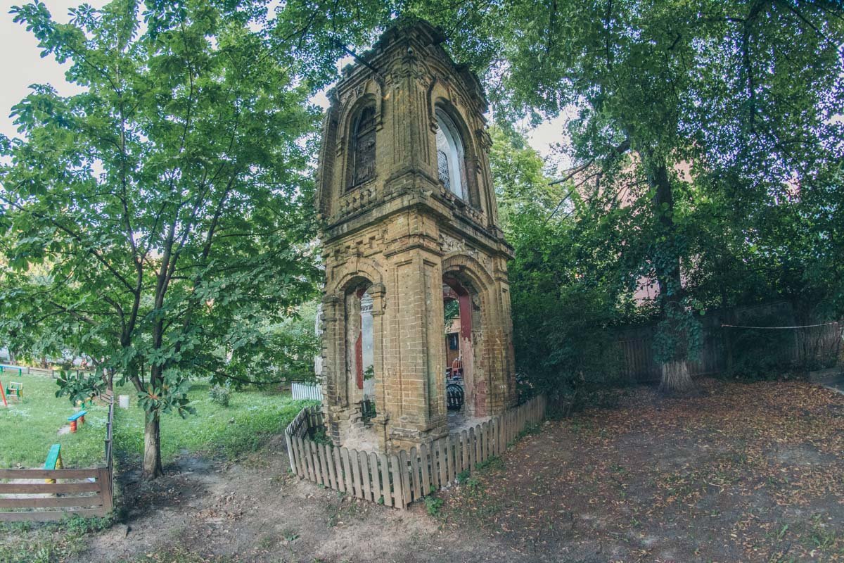 Одинокая руина спрятана в уютном дворе