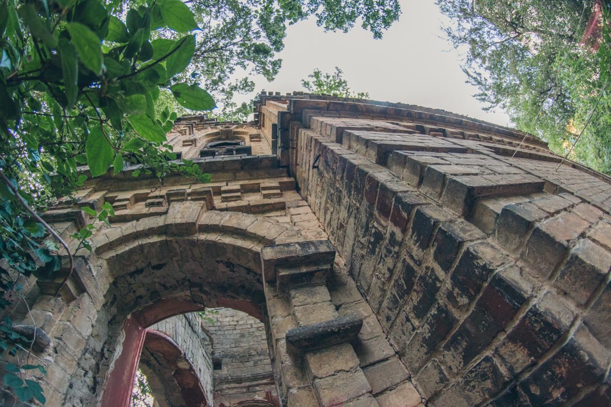 Еще можно разглядеть детали фасада