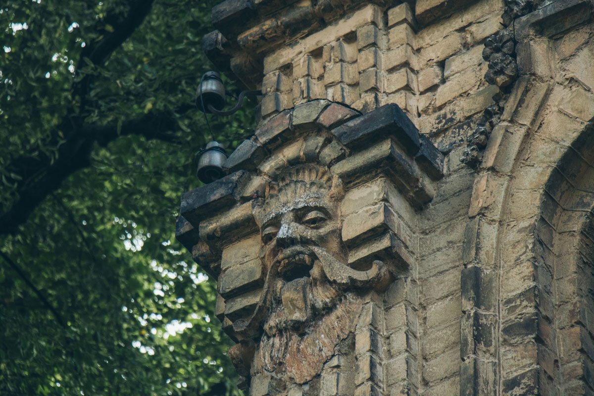Рожки и клыки на мужской голове привносят в жизнь миф