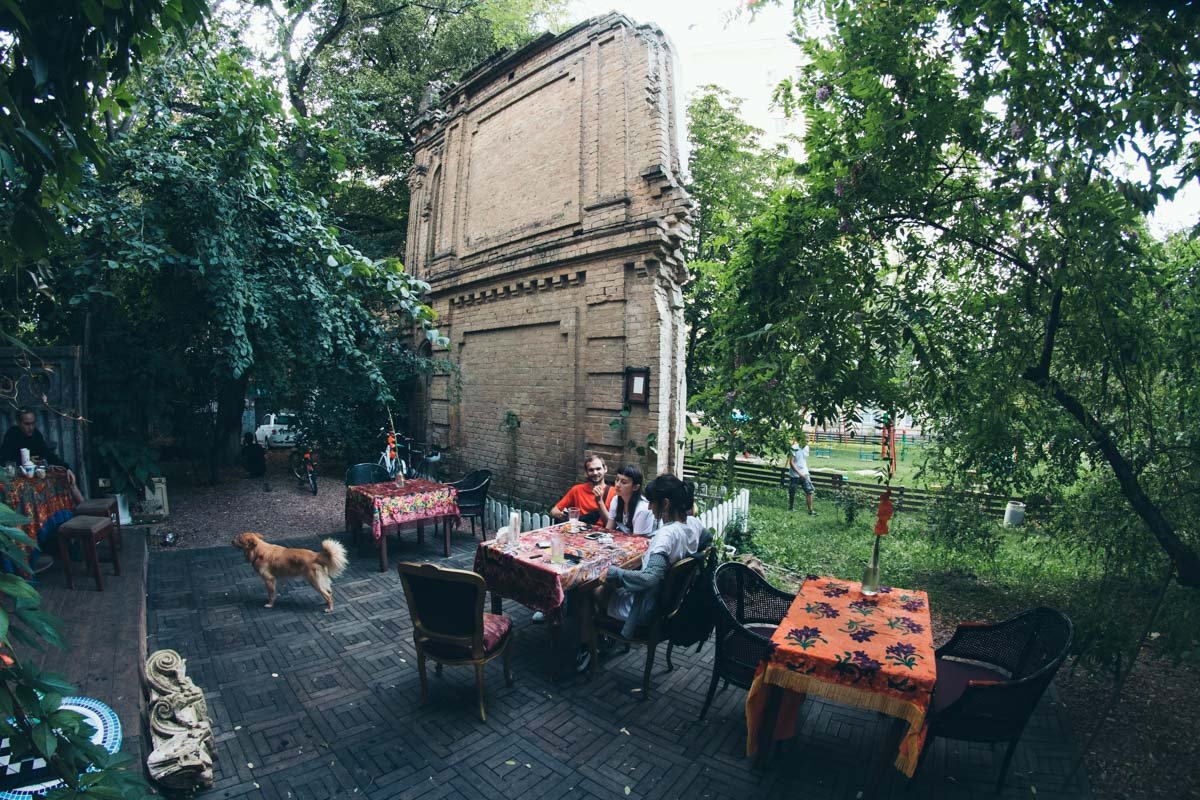 Успеть посидеть за чашечкой кофе возле дома, пока есть еще возможность