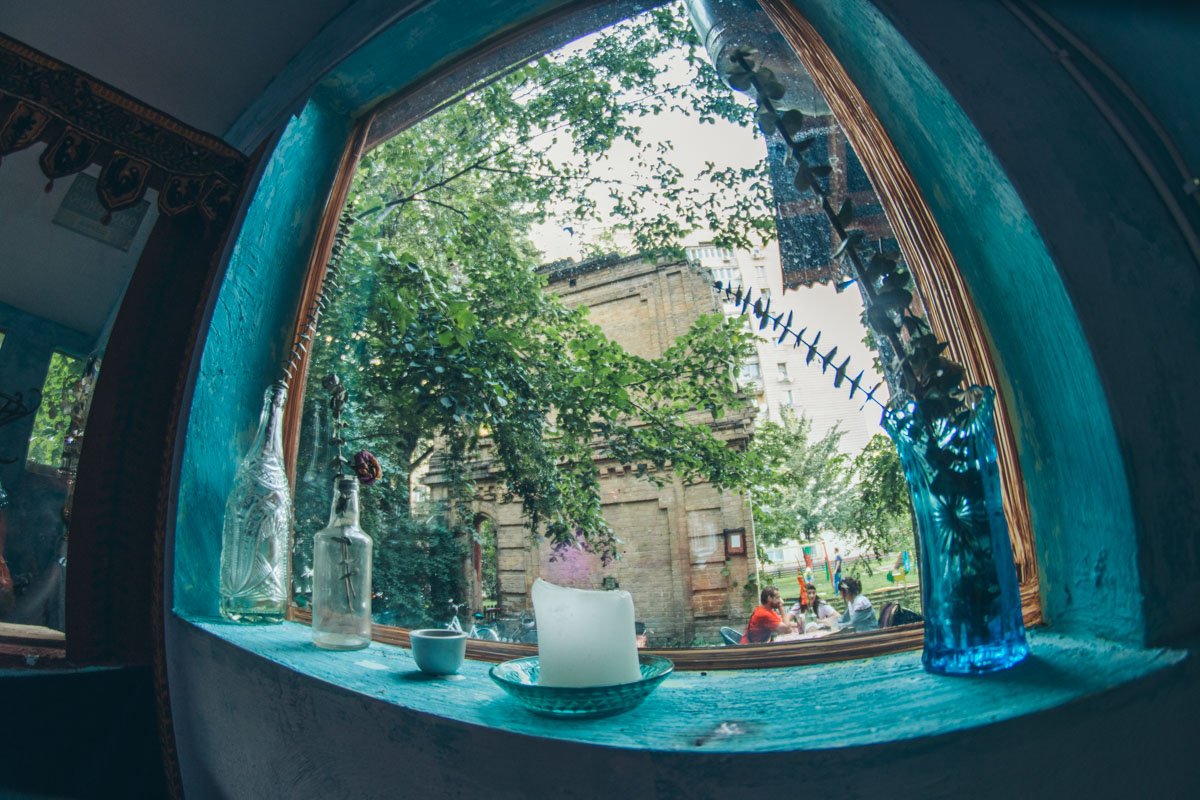 Смотришь в окно - а там демон на стене руин