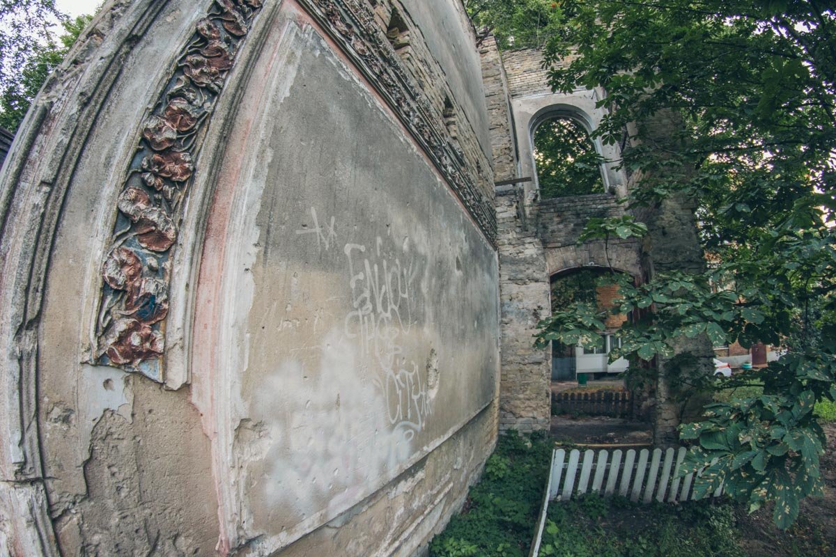 Все, что осталось от красивой лепнины