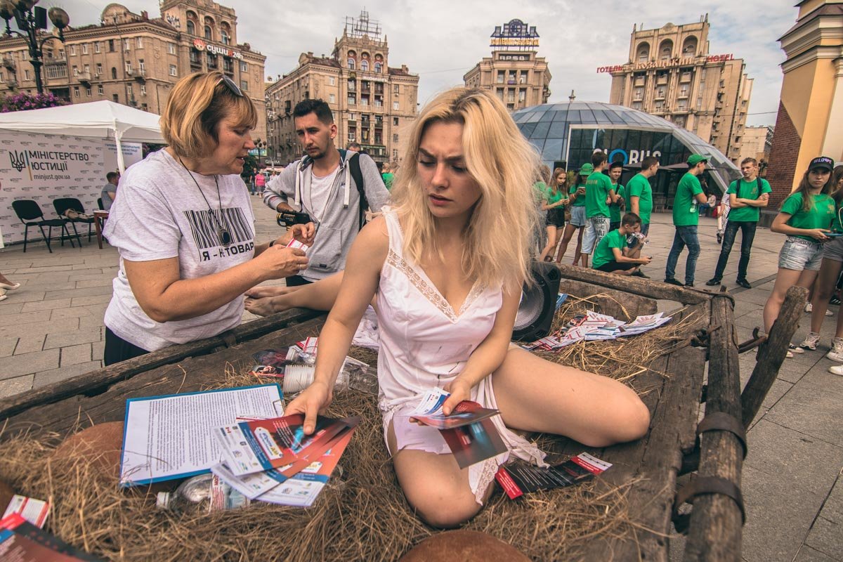 Актриса готовится к выступлению Актриса готовится к выступлению