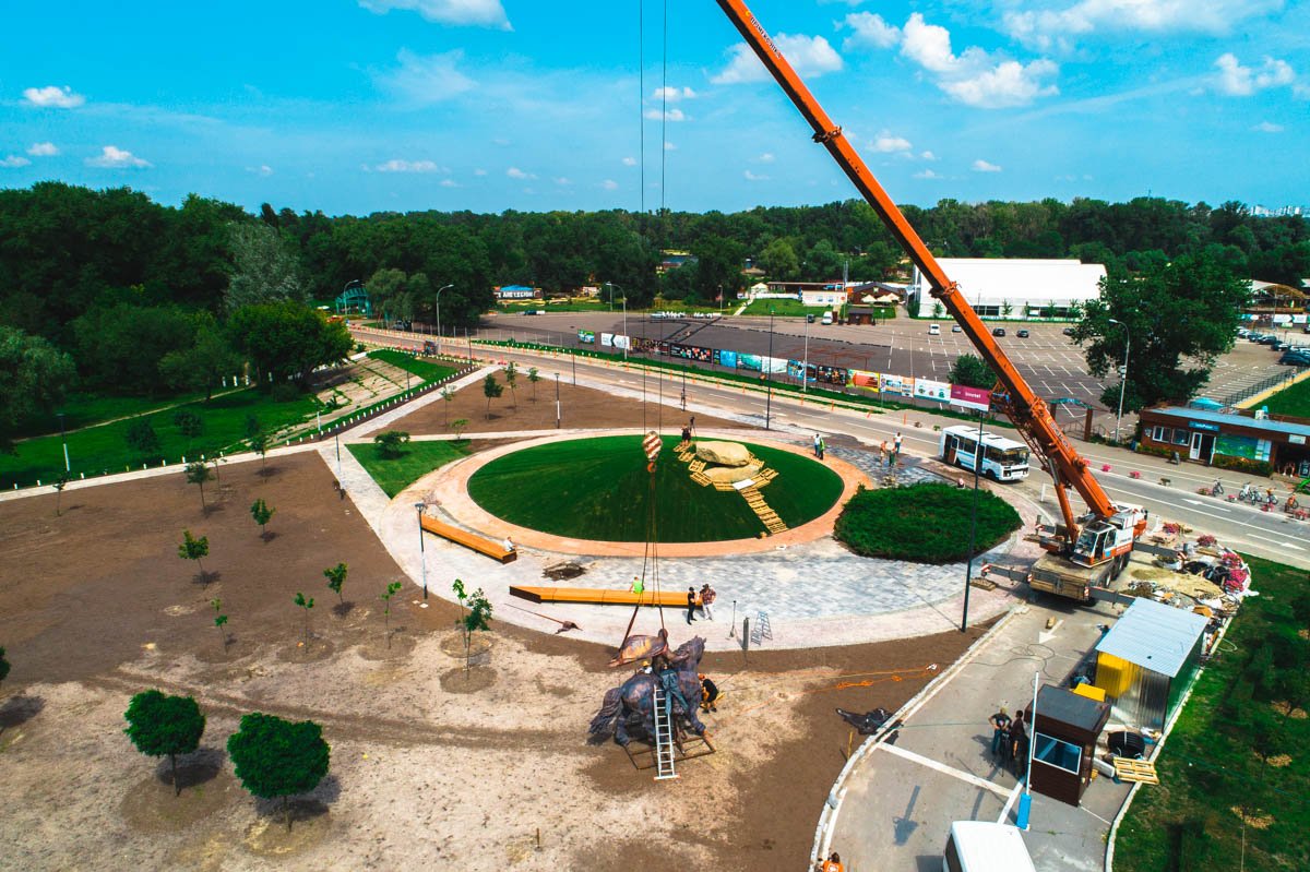 В Киеве начали установку памятника богатырю Илье Муромцу В Киеве начали установку памятника богатырю Илье Муромцу