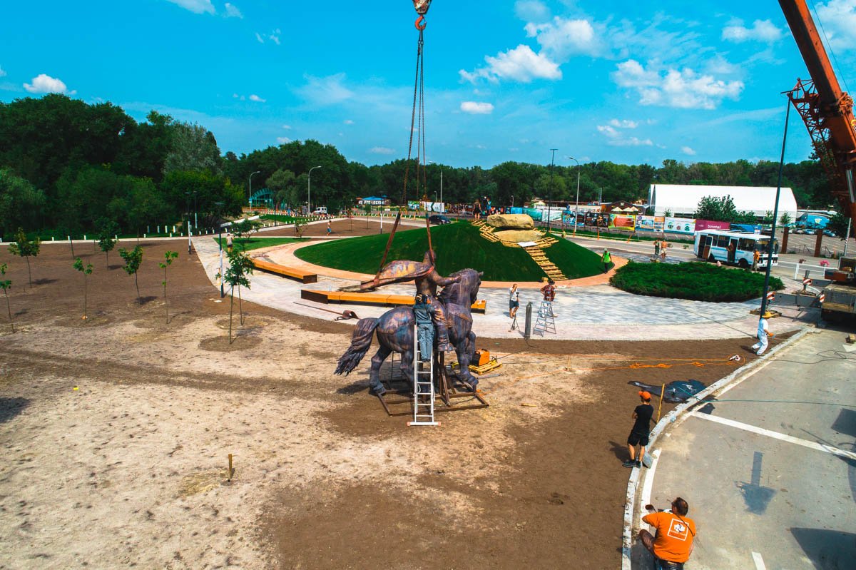 Сперва монтажники усаживают туловище Муромца на коня Сперва монтажники усаживают туловище Муромца на коня