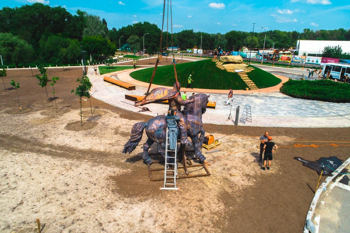 А уж после будут всю конструкцию водружать на постамент А уж после будут всю конструкцию водружать на постамент