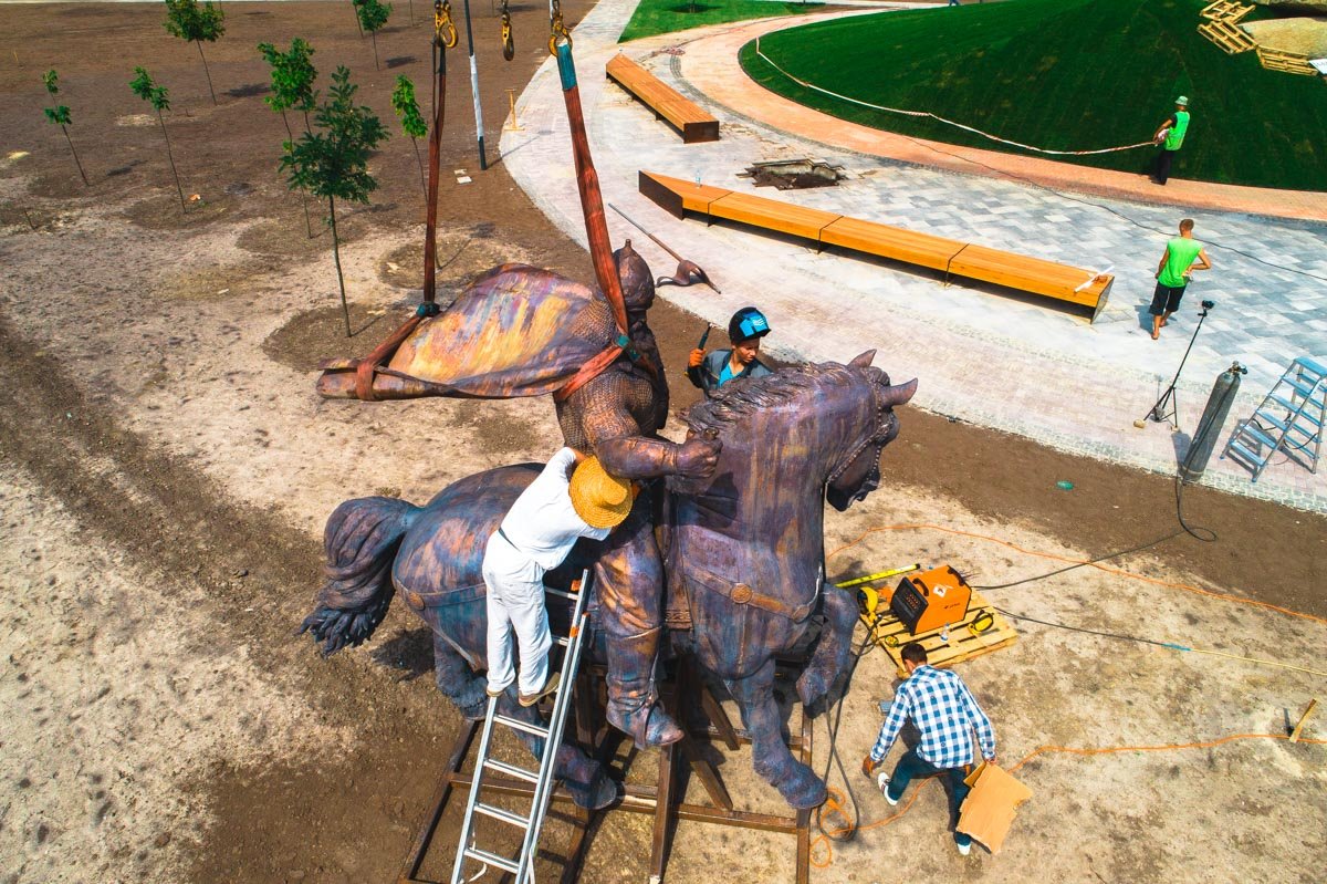 Высота композиции с постаментом - 12 метров Высота композиции с постаментом - 12 метров