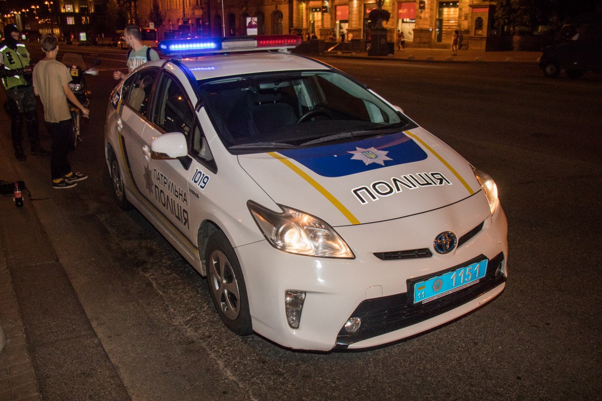 На месте работали три экипажа патрульной полиции