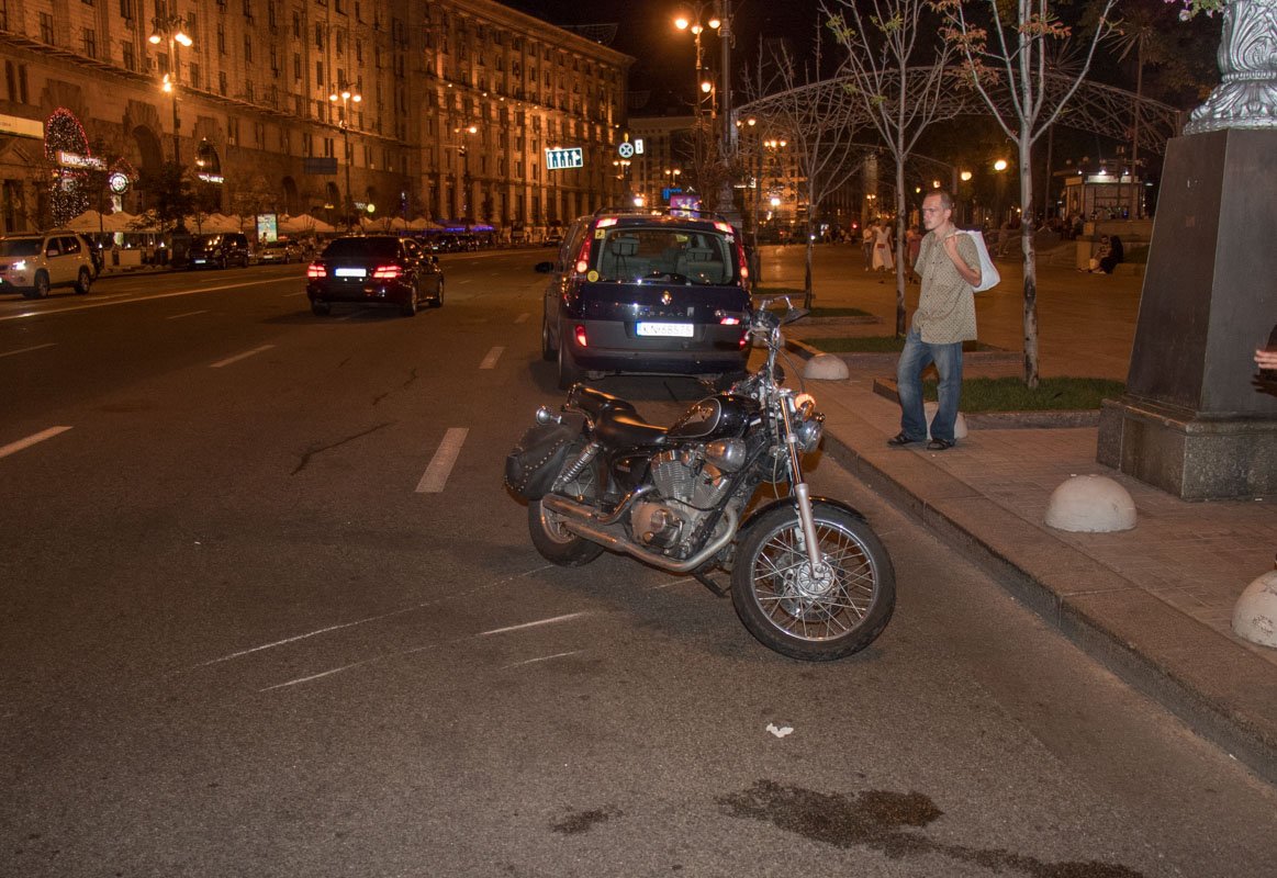 В понедельник, 30 июля, на улице Крещатик произошла серьезная авария с участием мотоциклиста на Yamaha Virago