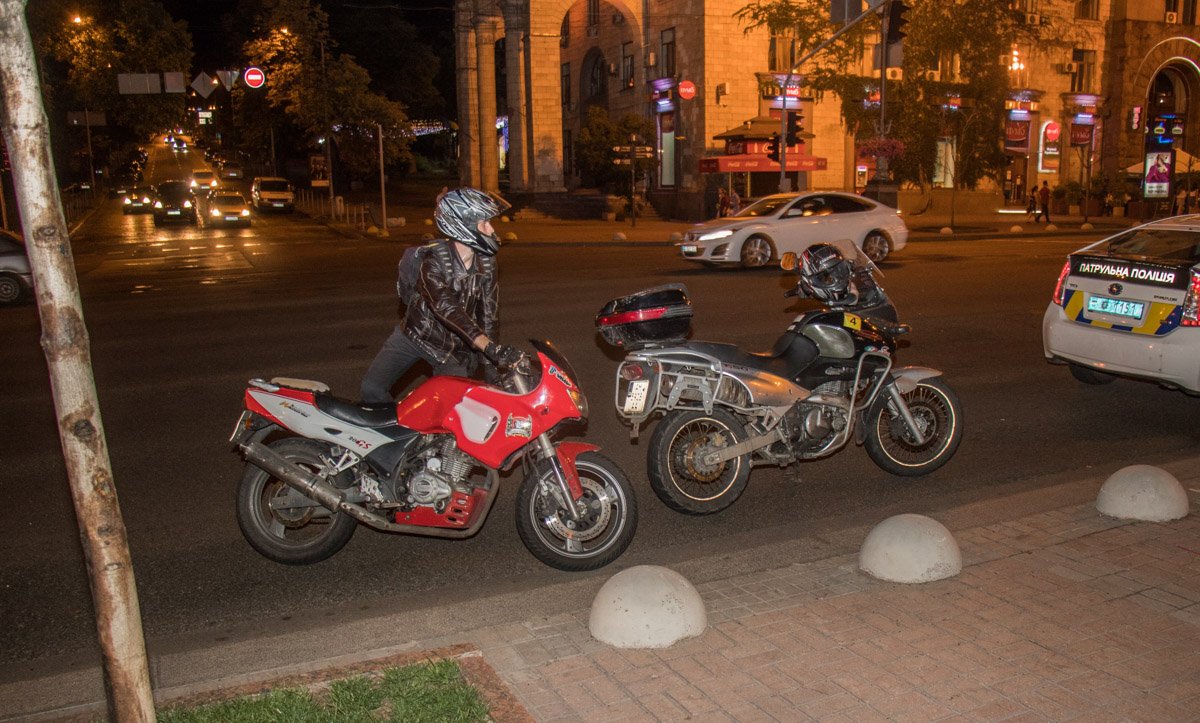 Пилот на огромной скорости врезался в бордюр