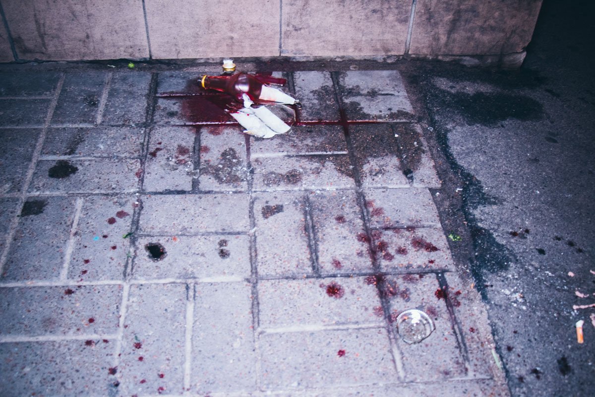 Во вторник, 31 июля, возле подземного перехода на Дарницкой площади мужчина вскрыл себе вены