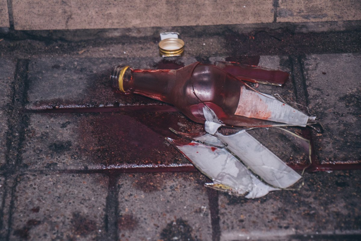 Мужчина употреблял спиртные напитки с двумя своими приятелями возле подземного перехода на Дарницкой площади