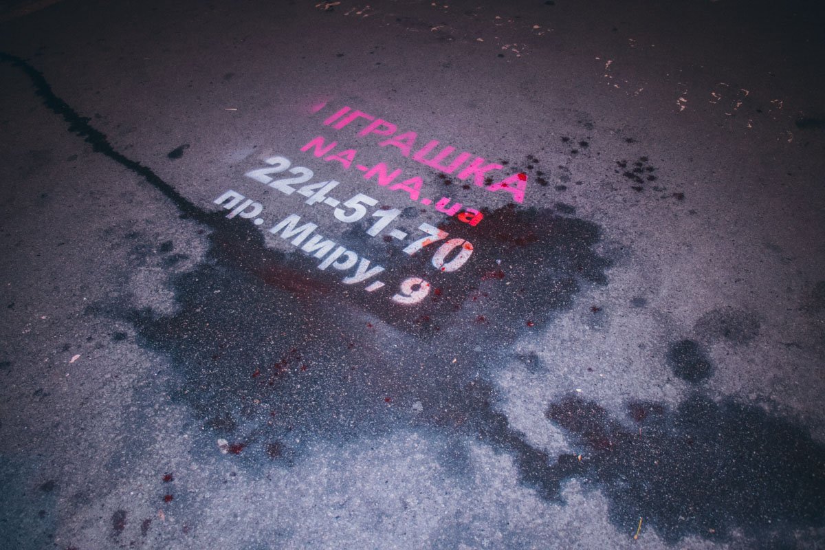 Мужчина внезапно разбил стеклянную бутылку и полоснул себя по руке