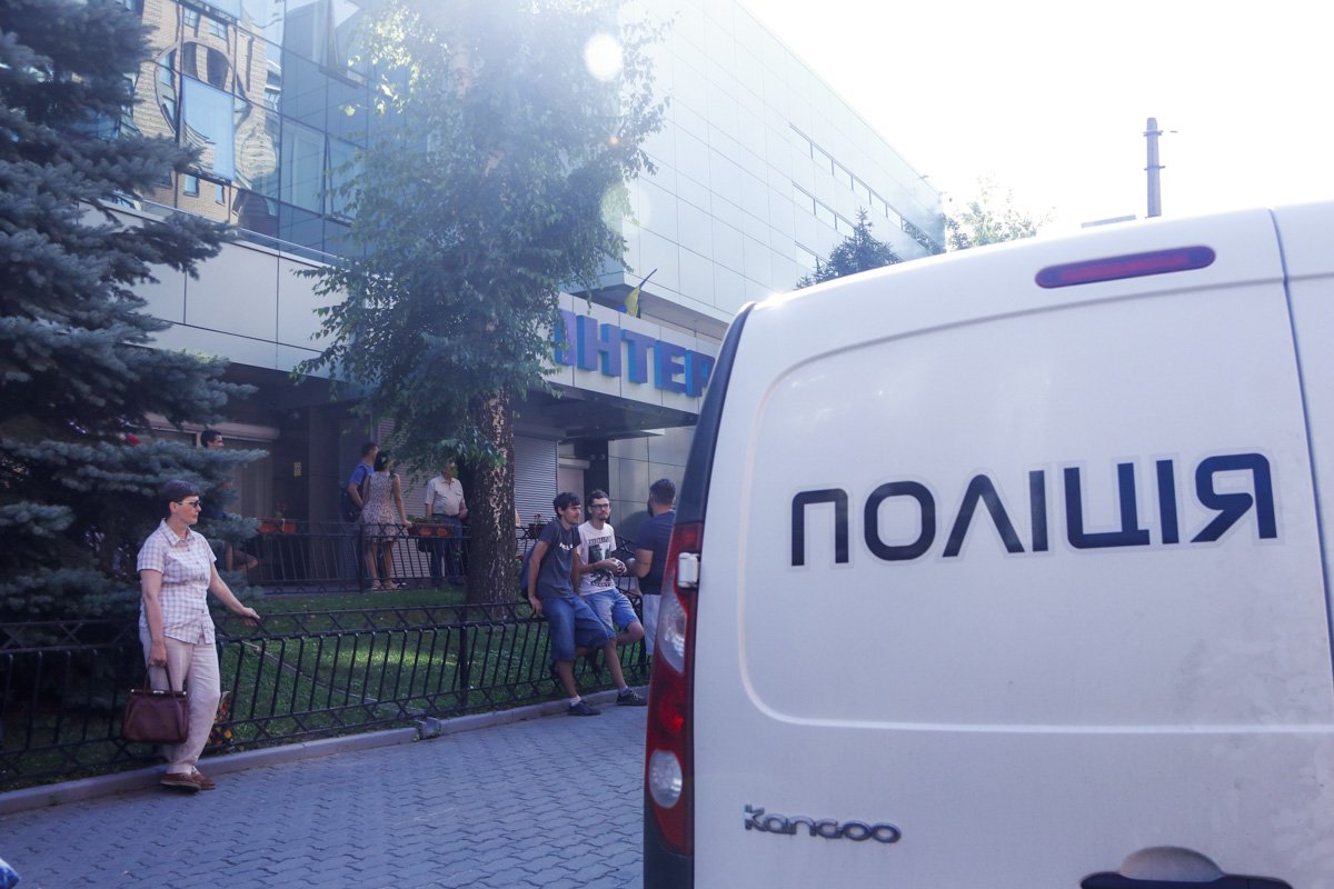 Кинологи и взрывотехники обследуют помещения