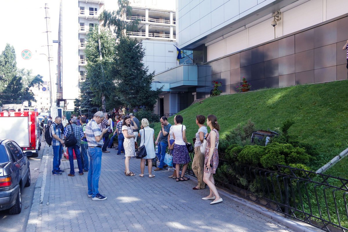 Сотрудников телеканала не впускают в здание