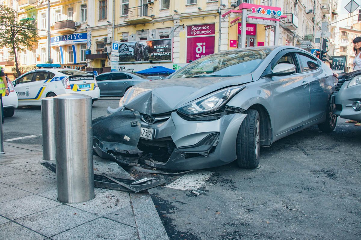 Пешеходов от столкновения с авто спасли столбы-болларды