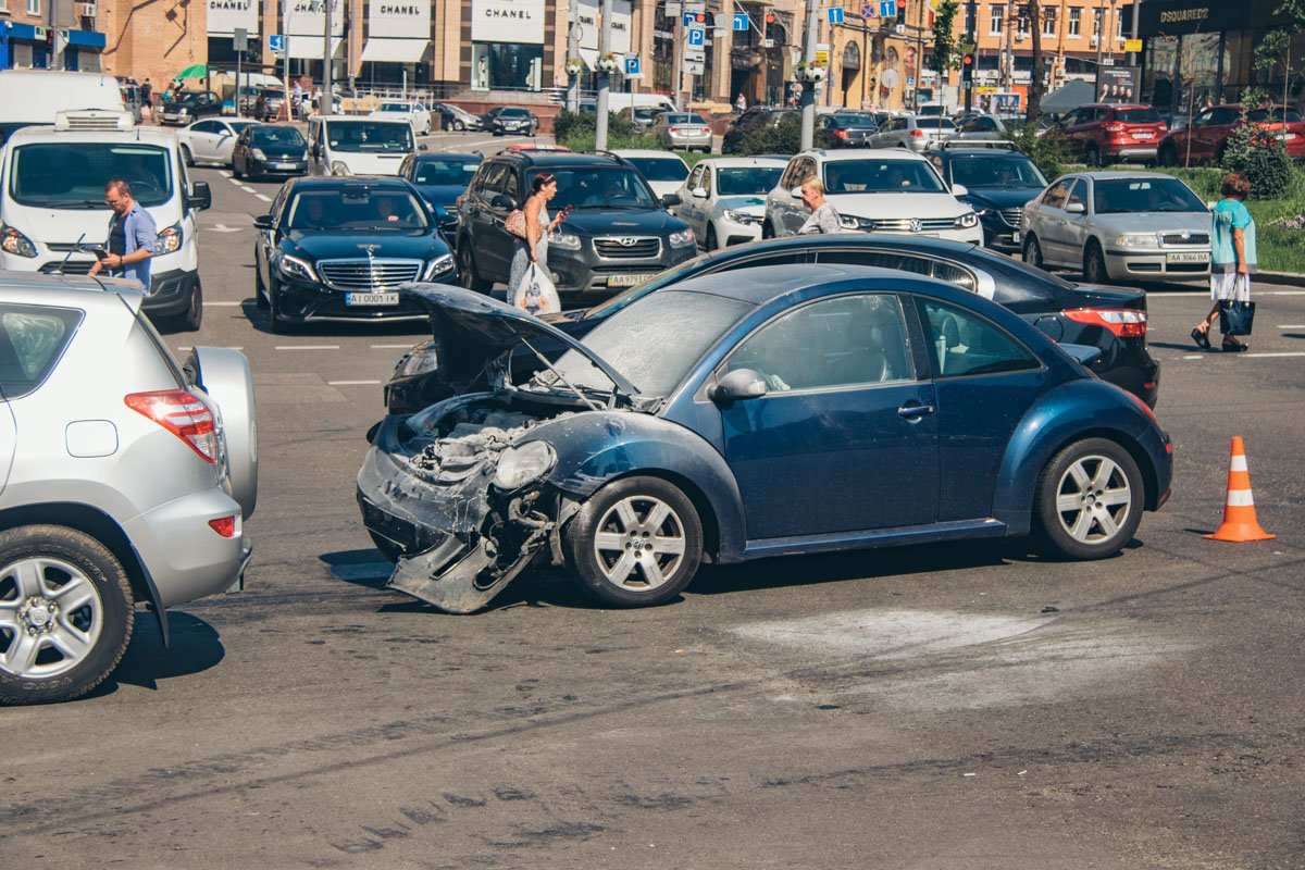 После столкновения Volkswagen Beetle загорелся