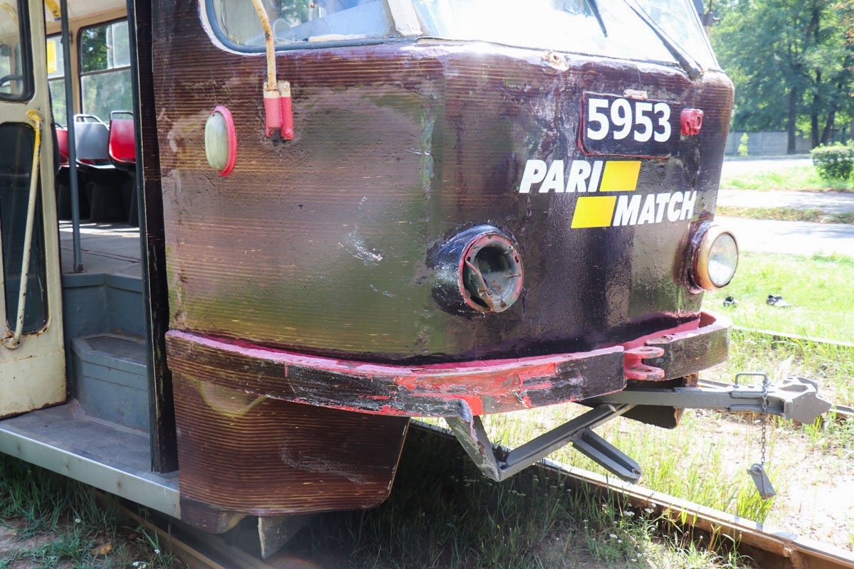 Трамвай двигался по маршруту со стороны Куреневки и не заметил автомобиль Трамвай двигался по маршруту со стороны Куреневки и не заметил автомобиль