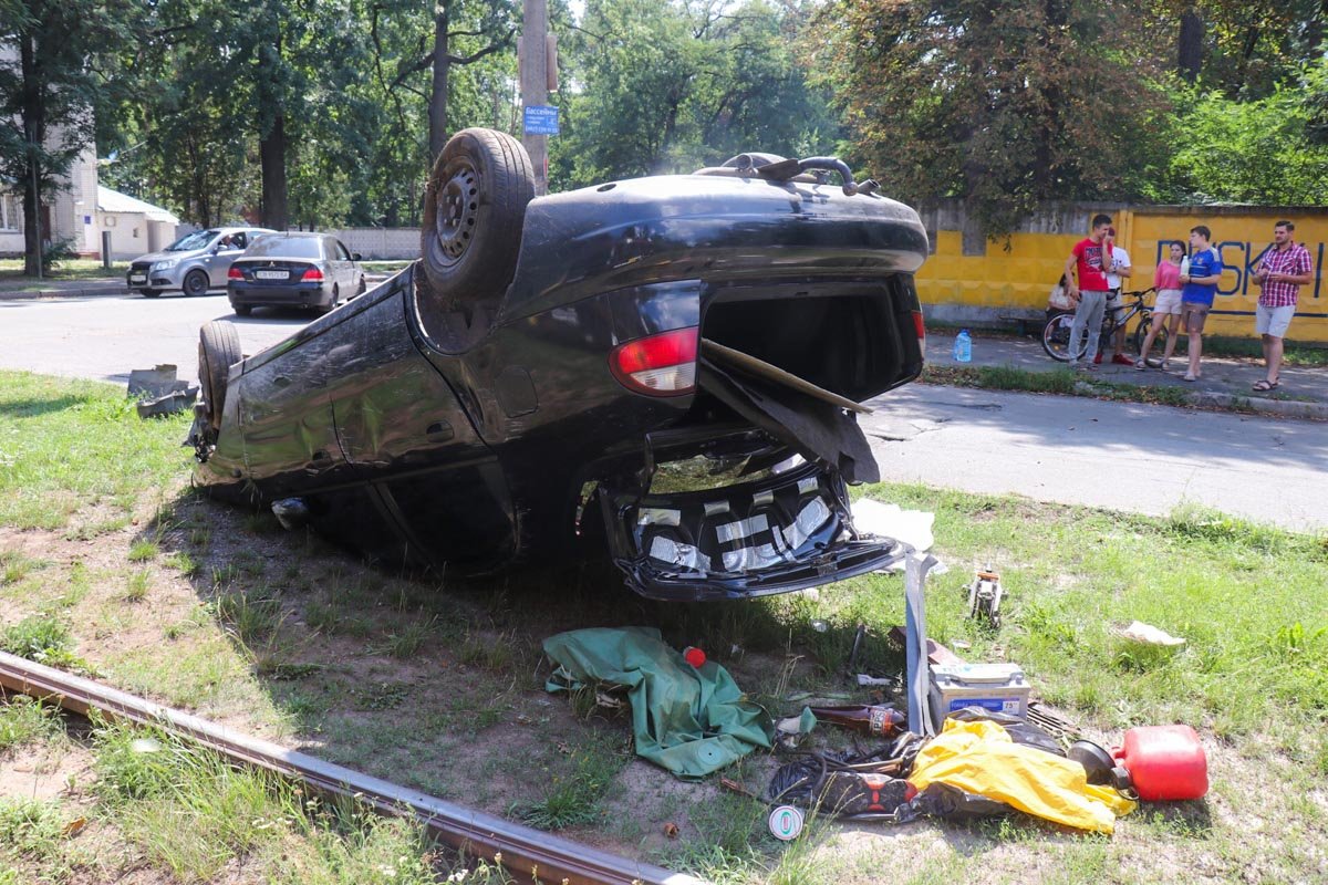 В результате столкновения Lanos перевернулся В результате столкновения Lanos перевернулся