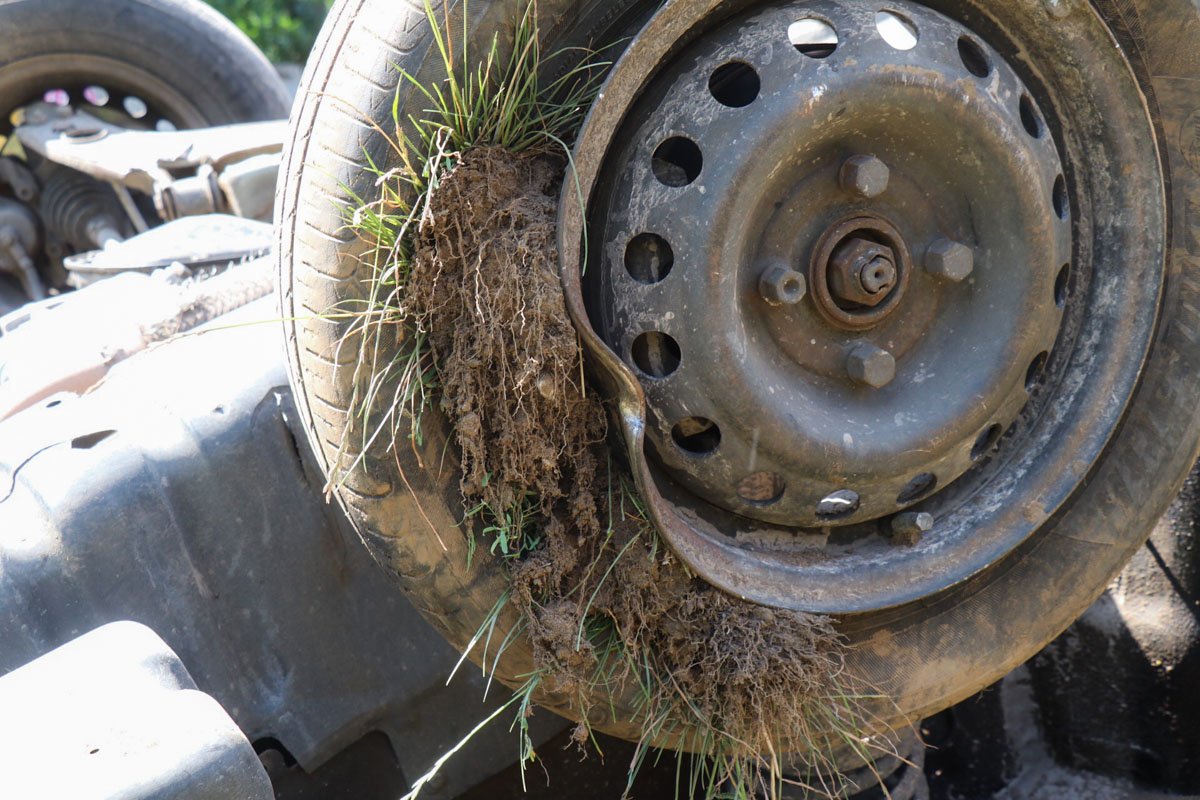 От удара автомобиль перевернулся От удара автомобиль перевернулся